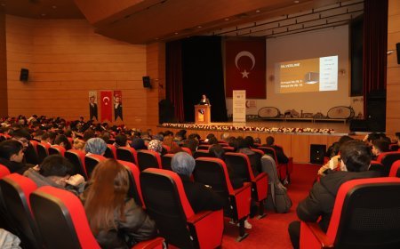Amasya Üniversitesi’nde Kariyer Konferansı Düzenlendi